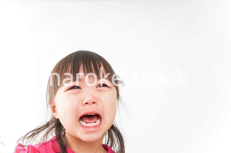 泣く子ども