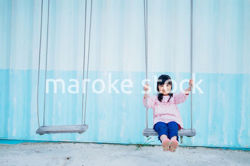 ブランコに乗る小さな女の子