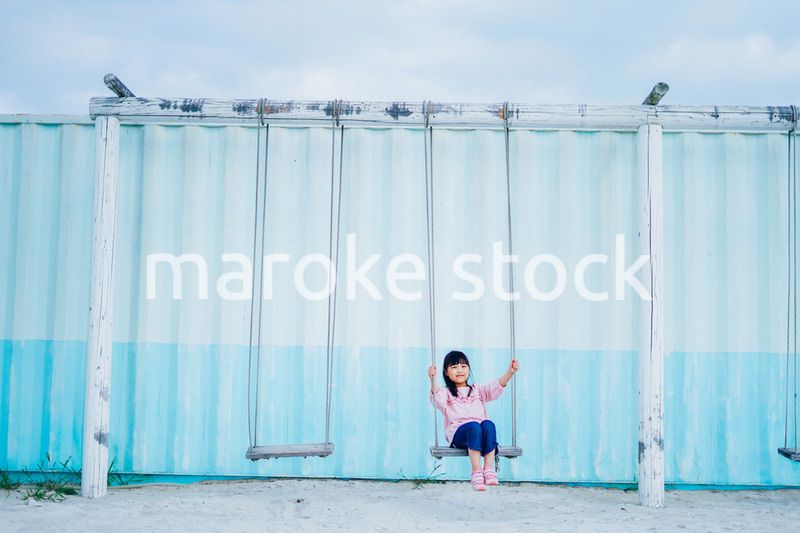 ブランコに乗る小さな女の子