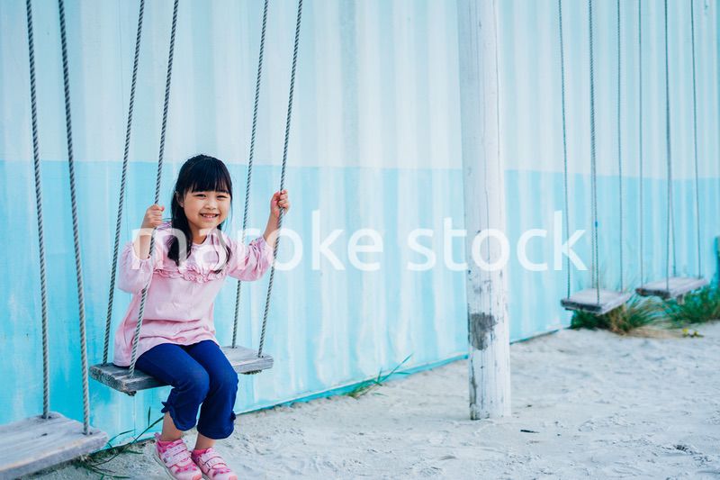 ブランコに乗る小さな女の子