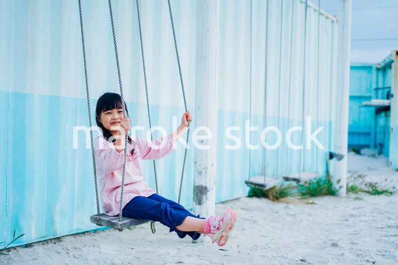 ブランコに乗る小さな女の子