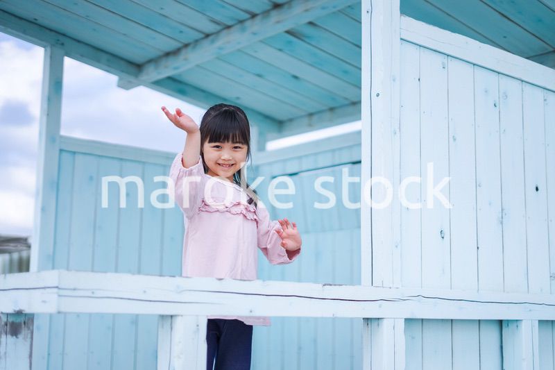 リゾートで遊ぶ小さな女の子