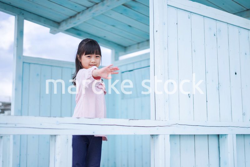 リゾートで遊ぶ小さな女の子