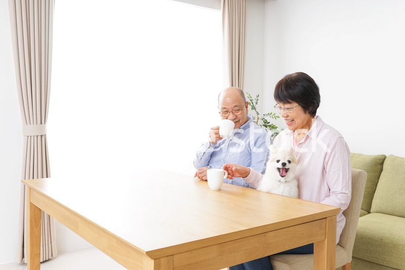 家でリラックスをするシニア夫婦