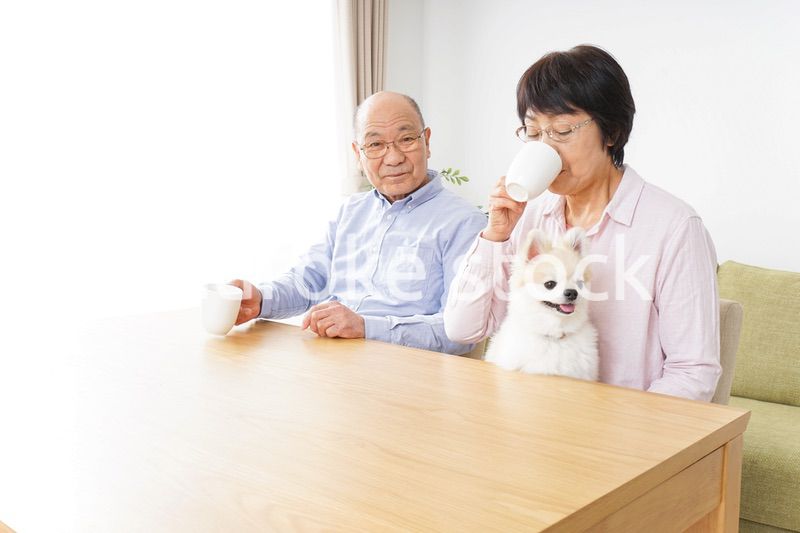 家でリラックスをするシニア夫婦