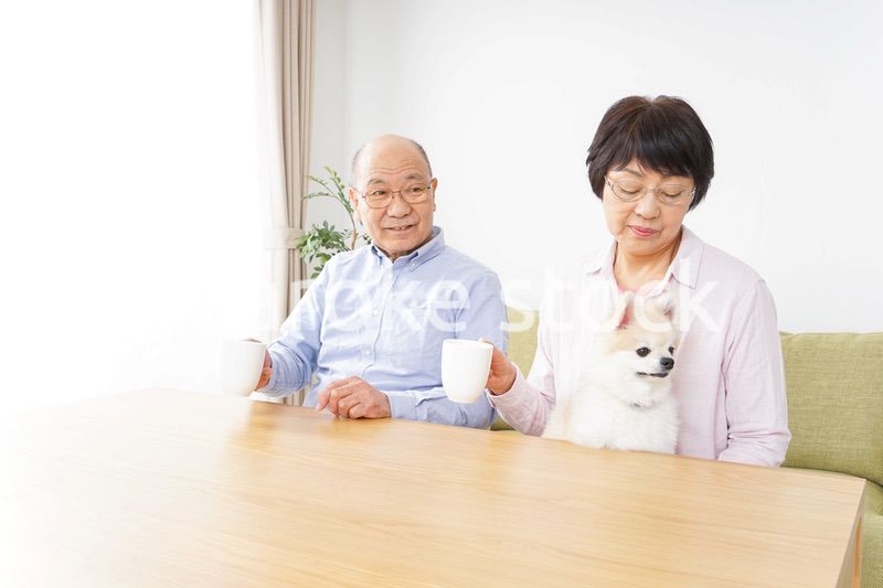 家でリラックスをするシニア夫婦