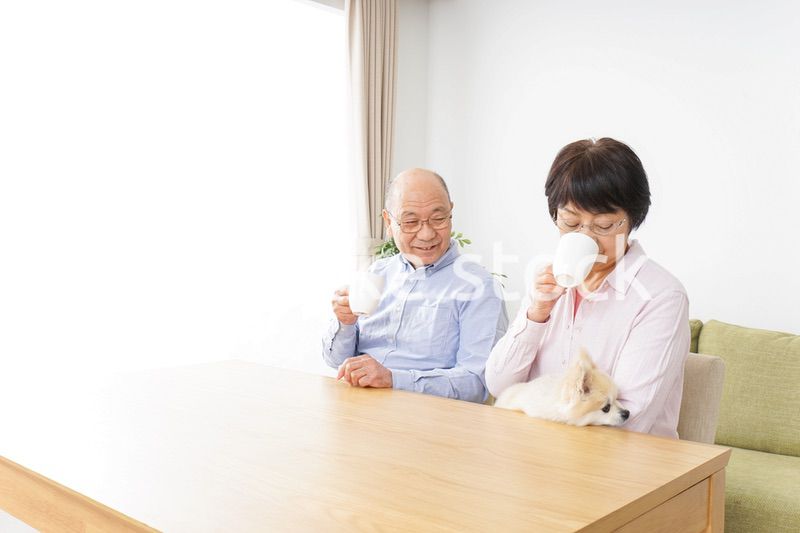 家でリラックスをするシニア夫婦