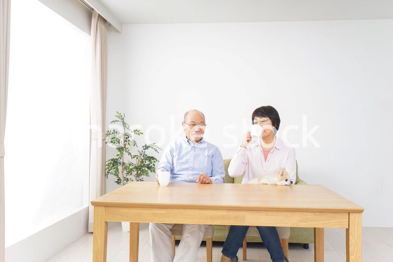 家でリラックスをするシニア夫婦