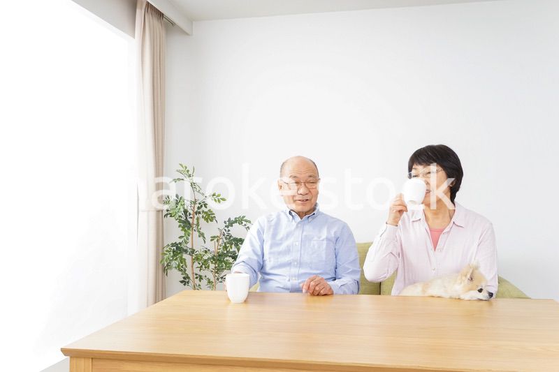 家でリラックスをするシニア夫婦