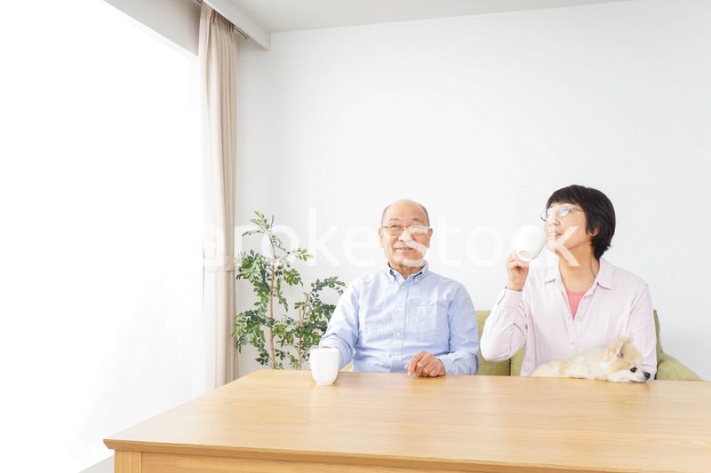 家でリラックスをするシニア夫婦