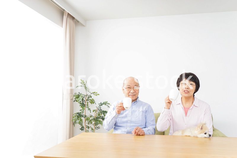 家でリラックスをするシニア夫婦