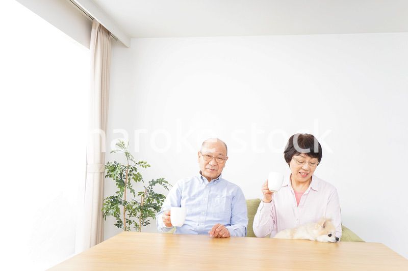 家でリラックスをするシニア夫婦