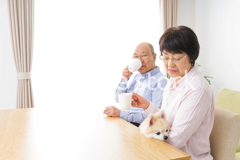 家でリラックスをするシニア夫婦