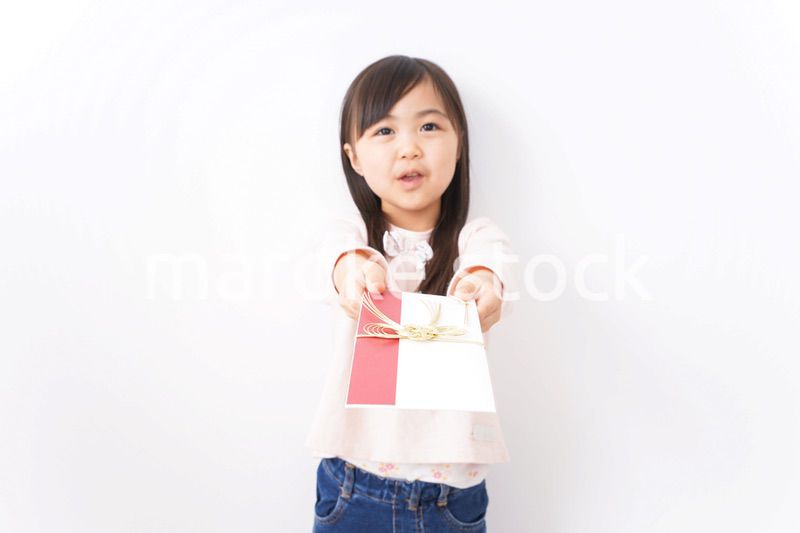 お祝いを渡す小さい子ども