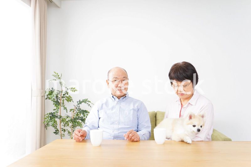 家でリラックスをするシニア夫婦