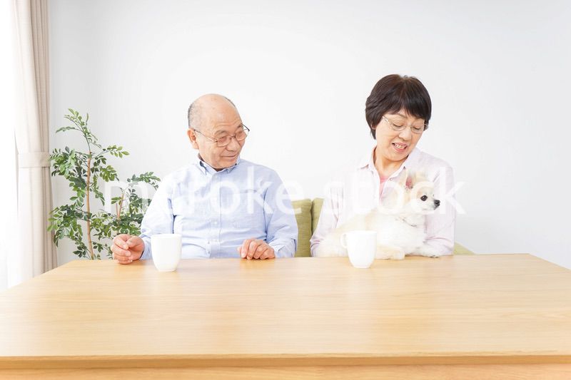 家でリラックスをするシニア夫婦