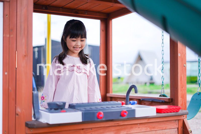 おままごとをする小さな女の子