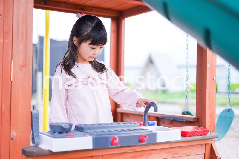 おままごとをする小さな女の子