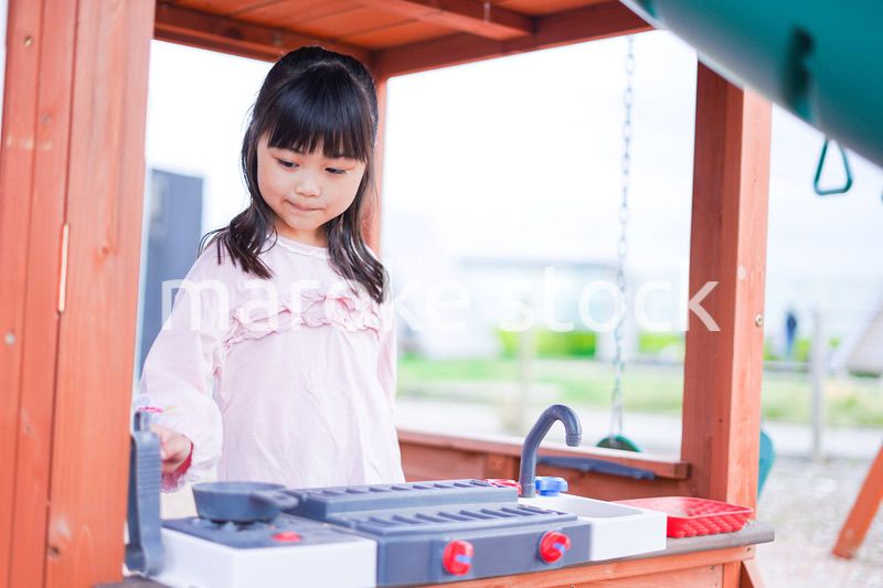 おままごとをする小さな女の子
