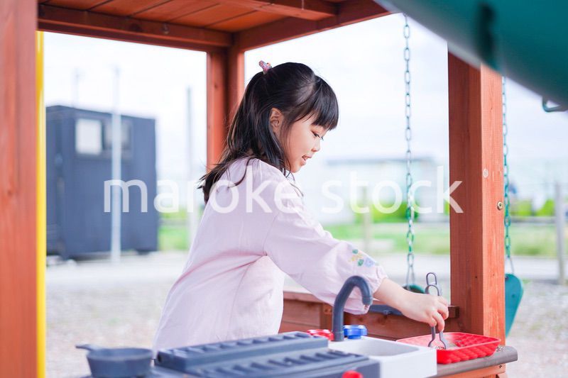 おままごとをする小さな女の子