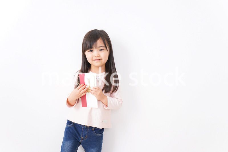 お祝いを渡す小さい子ども