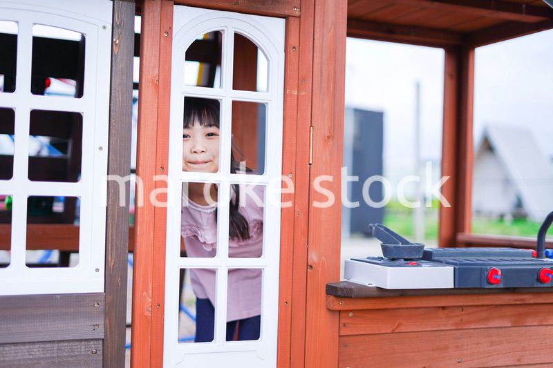 おままごとをする小さな女の子