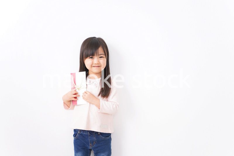 お祝いを渡す小さい子ども