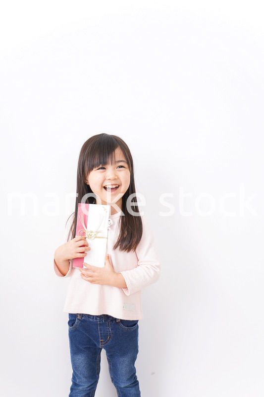 お祝いを渡す小さい子ども