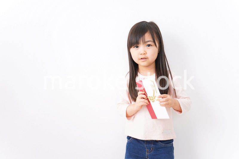 お祝いを渡す小さい子ども