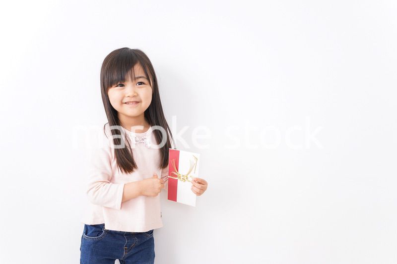 お祝いを渡す小さい子ども