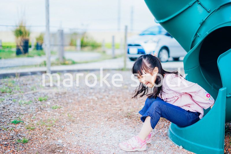 滑り台で遊ぶ小さな女の子