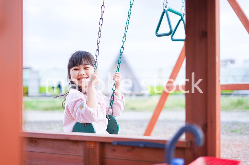 おままごとをする小さな女の子