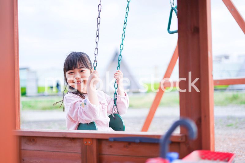 おままごとをする小さな女の子