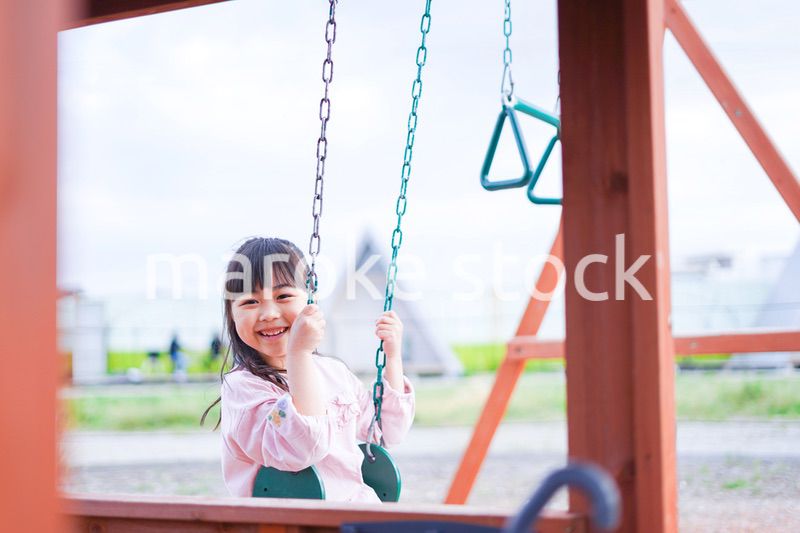 おままごとをする小さな女の子