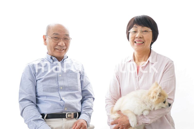 家でリラックスをするシニア夫婦