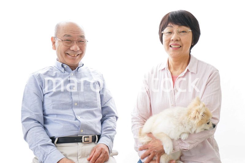 家でリラックスをするシニア夫婦