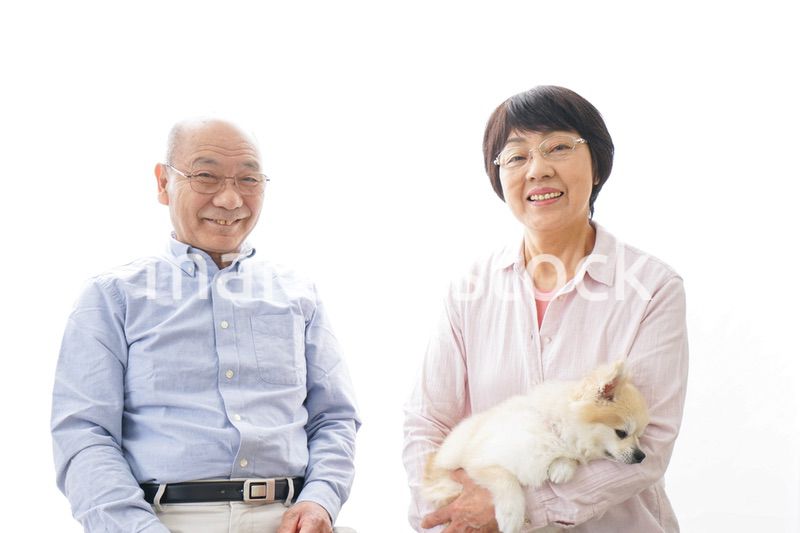 家でリラックスをするシニア夫婦