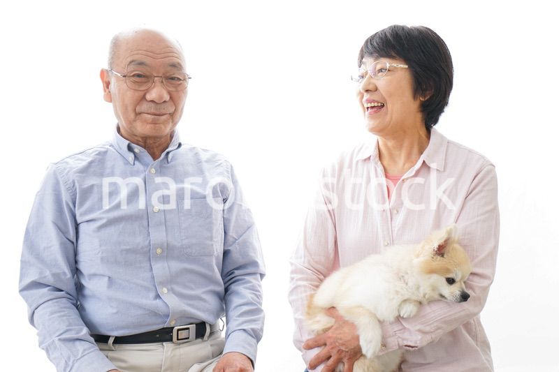 家でリラックスをするシニア夫婦