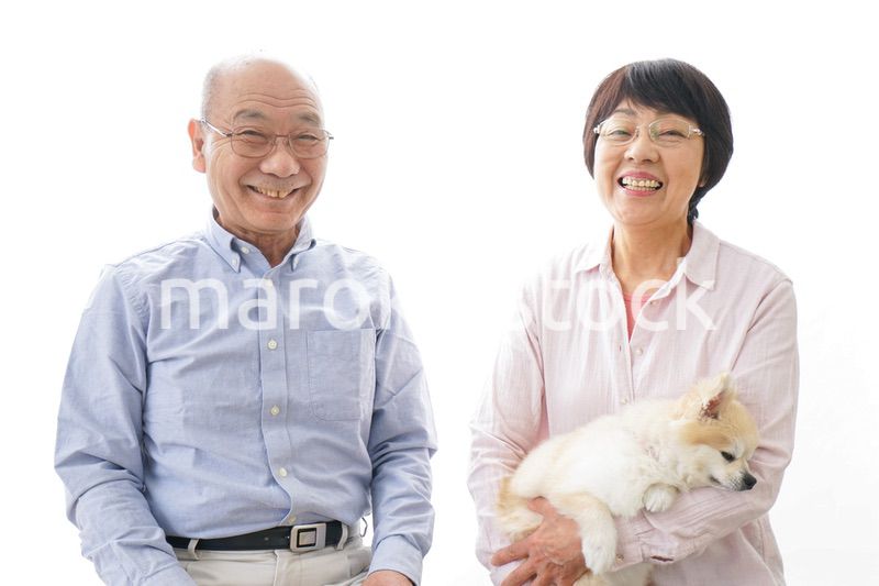 家でリラックスをするシニア夫婦