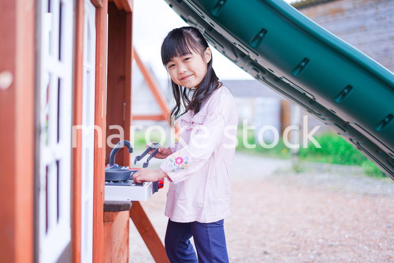 おままごとをする小さな女の子