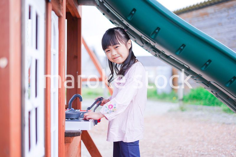 おままごとをする小さな女の子