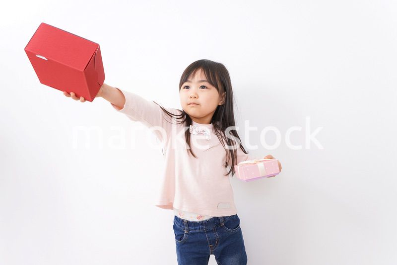 プレゼントを渡す子ども