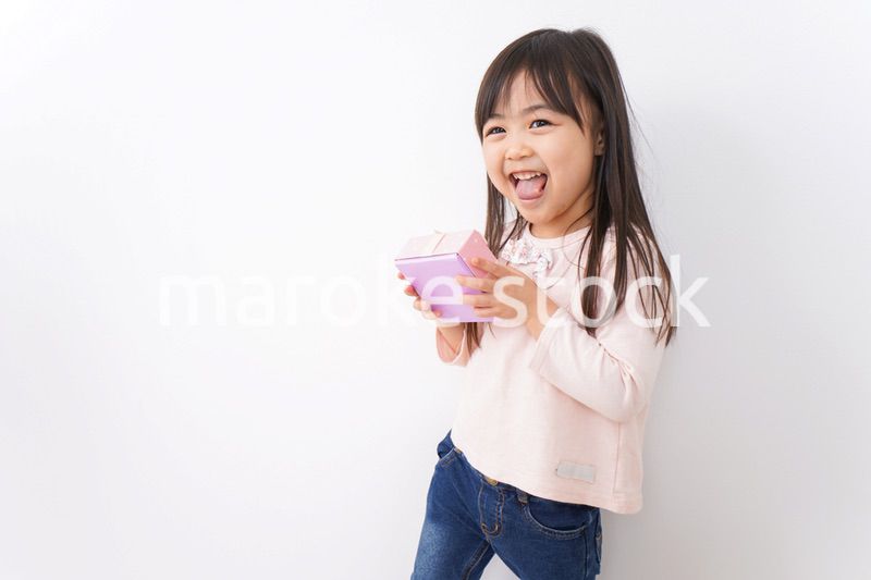 プレゼントを渡す子ども