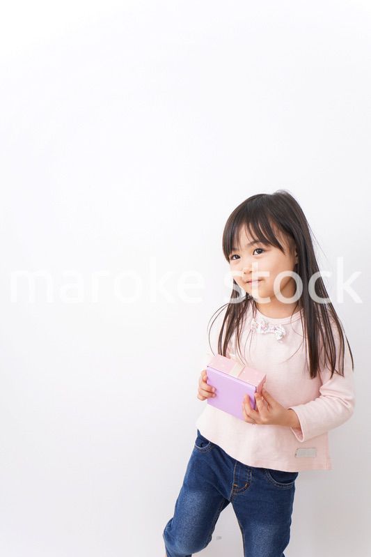 プレゼントを渡す子ども