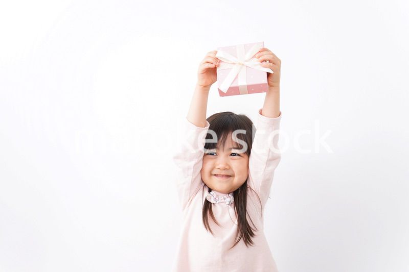 プレゼントを渡す子ども