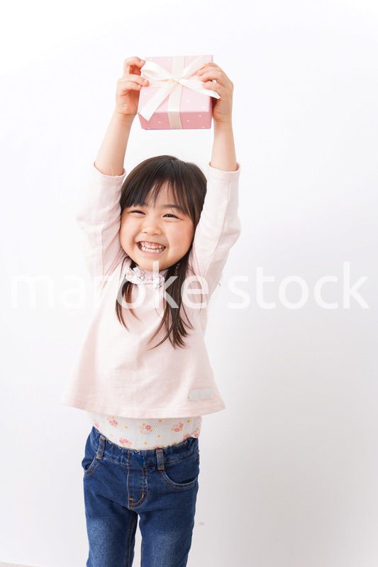 プレゼントを渡す子ども