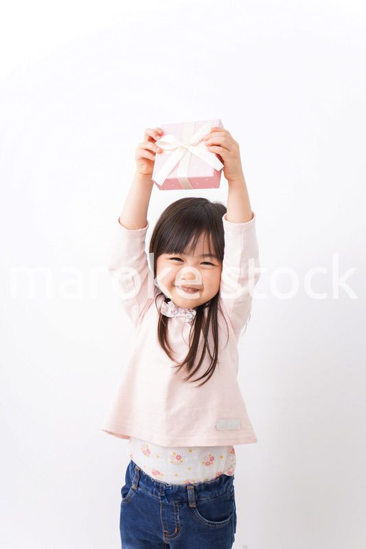 プレゼントを渡す子ども