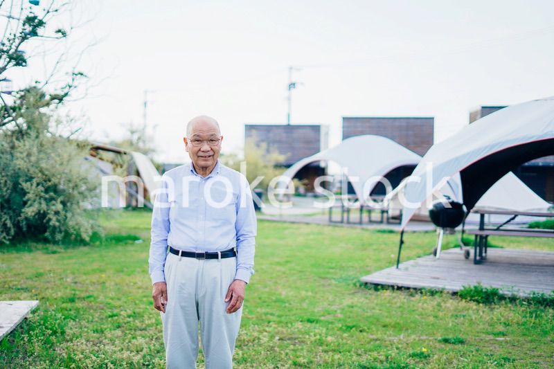アウトドアを楽しむ高齢の男性