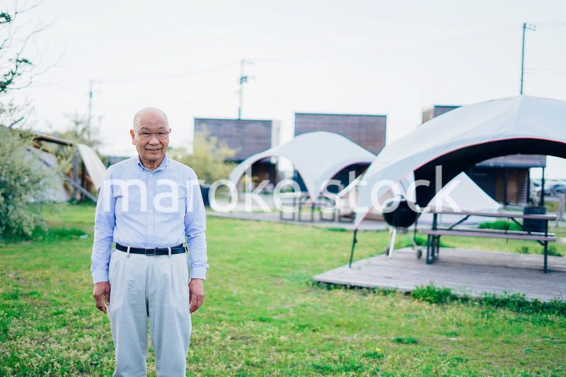 アウトドアを楽しむ高齢の男性