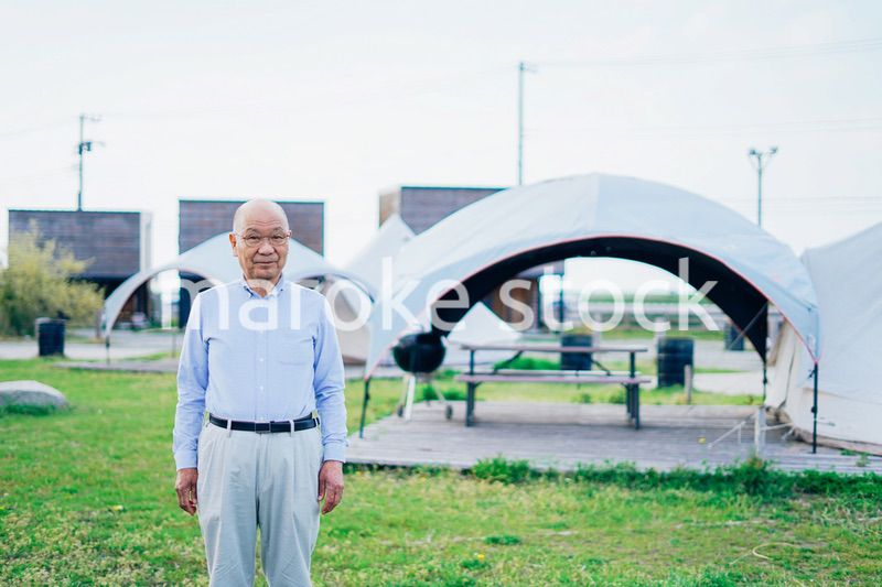 アウトドアを楽しむ高齢の男性